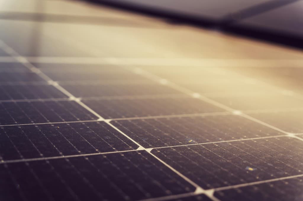Paneles solares instalados en un techo